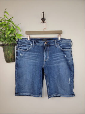 Silver 20 Suki Bermuda Medium Blue Wash Distressed Jean Shorts Mid Rise Relaxed